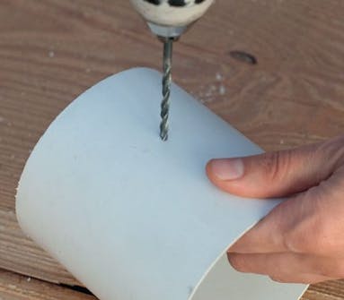 Aurinkokennotuuletin: Poraa putkeen reikä Aurinkokennotuuletin: Poraa putkeen reikä